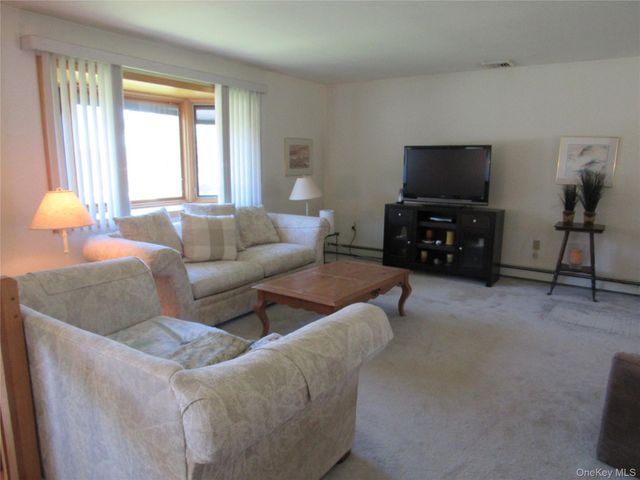 5 Hillside Road, Slate Hill, NY 10973