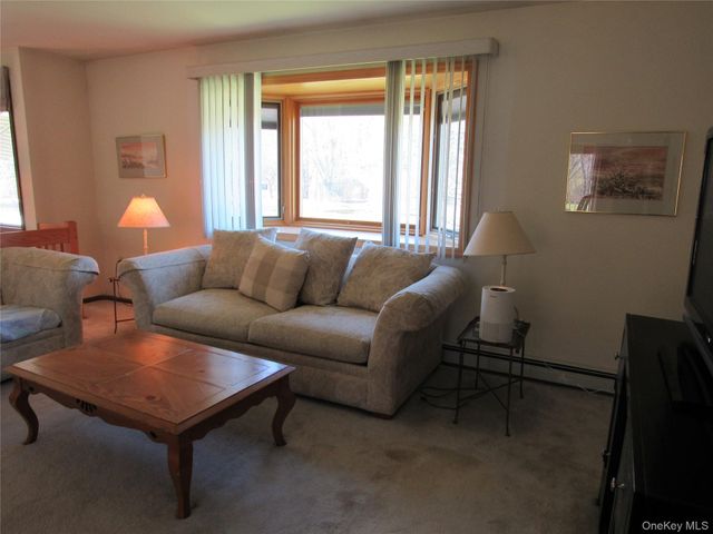 5 Hillside Road, Slate Hill, NY 10973