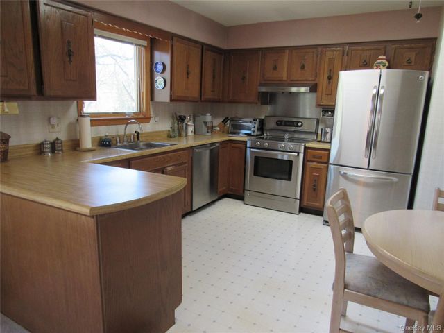 5 Hillside Road, Slate Hill, NY 10973