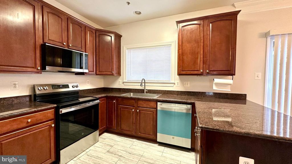 Image 10 of property listing at 14020 CASTLE RIDGE WAY #38, Silver Spring, MD 20904