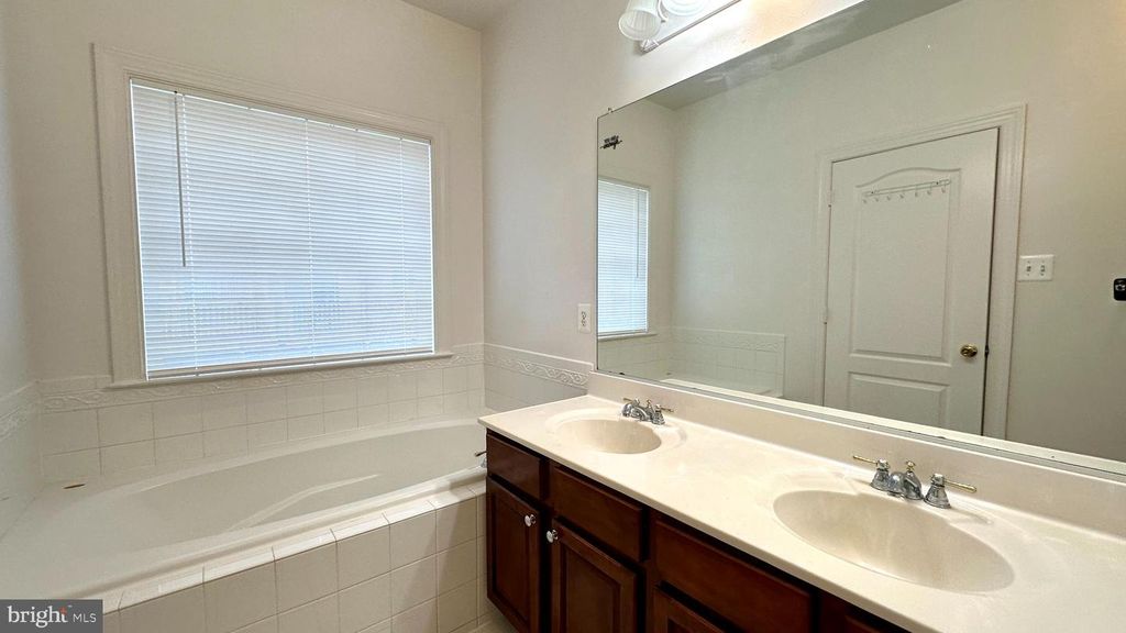 Image 16 of property listing at 14020 CASTLE RIDGE WAY #38, Silver Spring, MD 20904