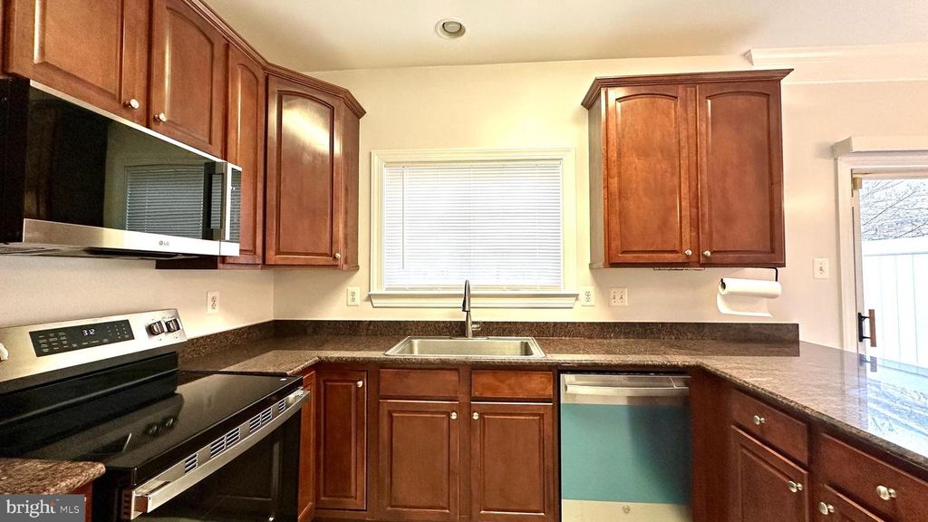Image 8 of property listing at 14020 CASTLE RIDGE WAY #38, Silver Spring, MD 20904