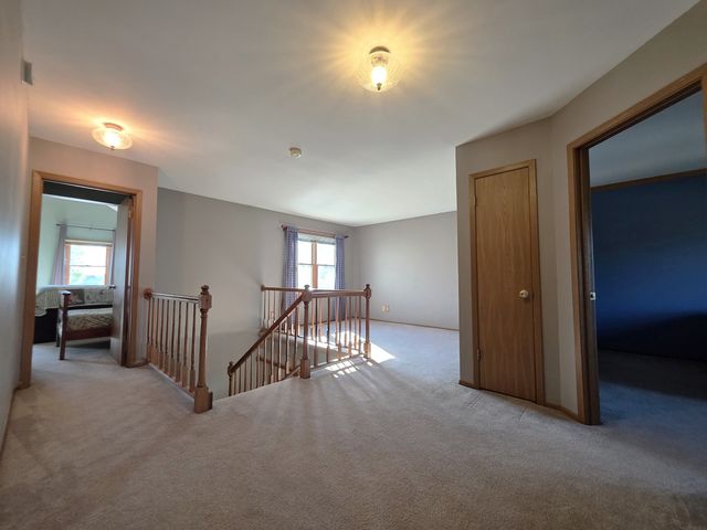 307 S Carriage Trail, Mchenry, IL 60050