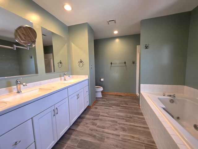 307 S Carriage Trail, Mchenry, IL 60050