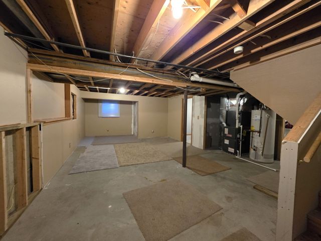 307 S Carriage Trail, Mchenry, IL 60050