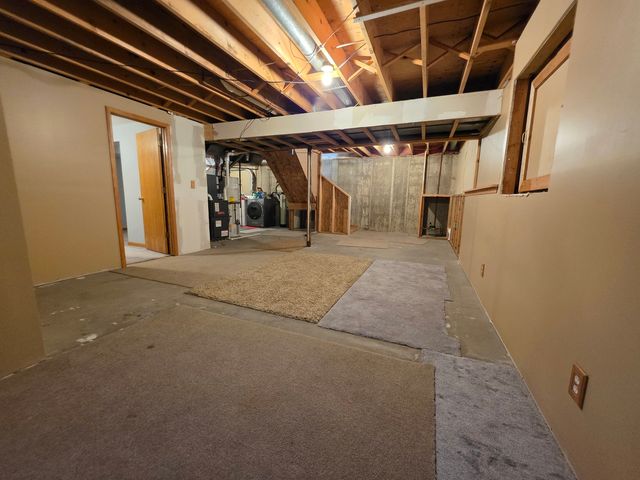 307 S Carriage Trail, Mchenry, IL 60050