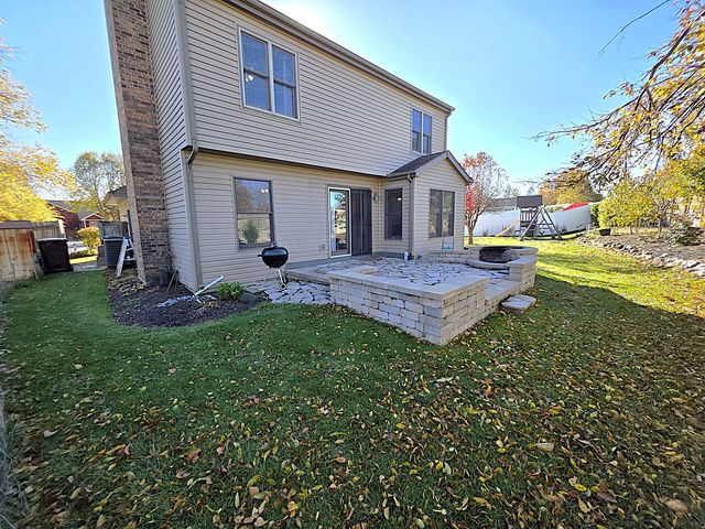 307 S Carriage Trail, Mchenry, IL 60050