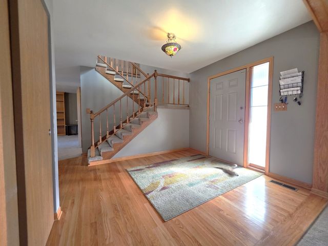 307 S Carriage Trail, Mchenry, IL 60050