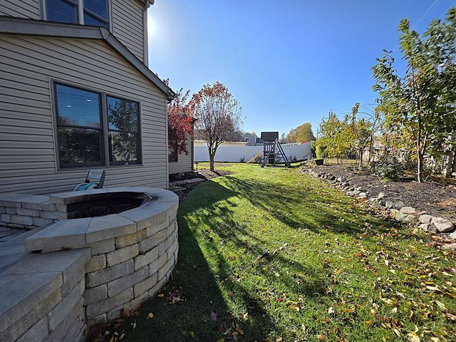 307 S Carriage Trail, Mchenry, IL 60050