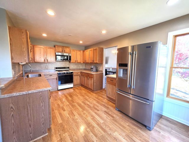 307 S Carriage Trail, Mchenry, IL 60050