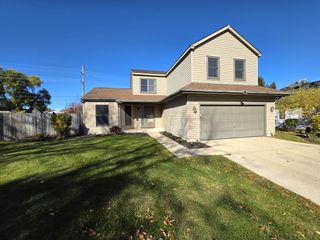 307 S Carriage Trail, Mchenry, IL 60050