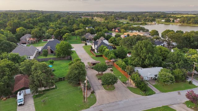 209 Familia Court, Azle, TX 76020