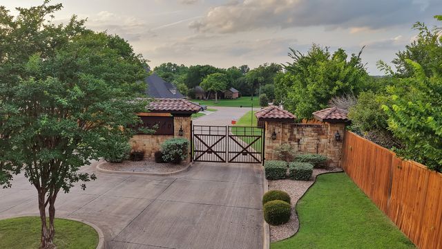 209 Familia Court, Azle, TX 76020