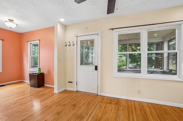 1694 Ivy Avenue E, Saint Paul, MN 55106