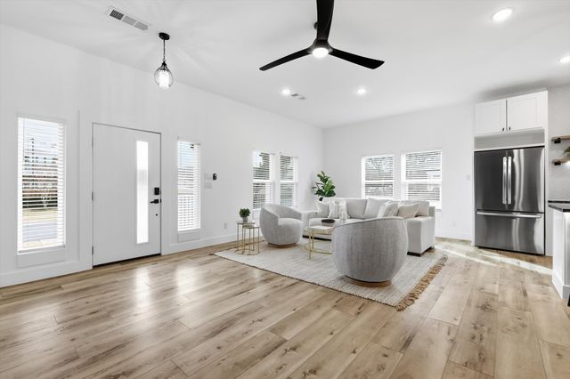 901 Elsbeth Street, Dallas, TX 75208