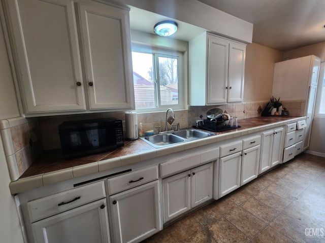 404 Hill Street, Bakersfield, CA 93306