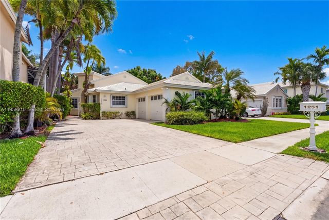 1251 E Wilshire Circle E, Pembroke Pines, FL 33027