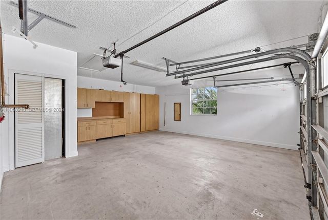 1251 E Wilshire Circle E, Pembroke Pines, FL 33027