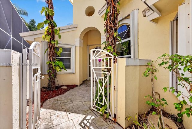 1251 E Wilshire Circle E, Pembroke Pines, FL 33027