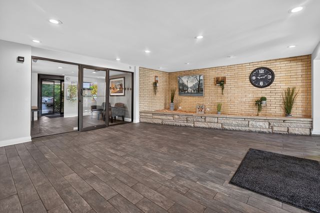 7211 Wolf Road 109A, Indian Head Park, IL 60525