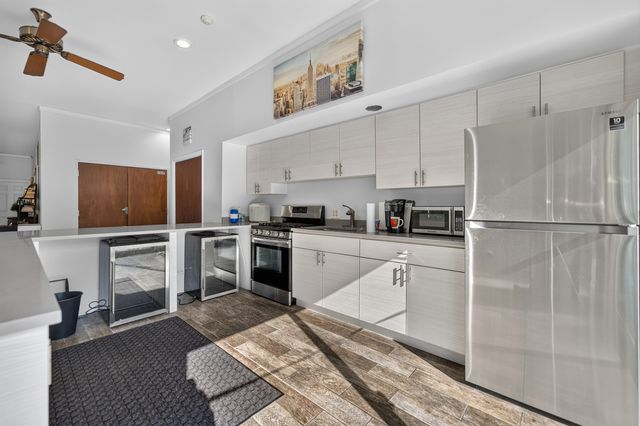 7211 Wolf Road 109A, Indian Head Park, IL 60525