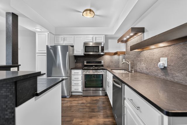 7211 Wolf Road 109A, Indian Head Park, IL 60525