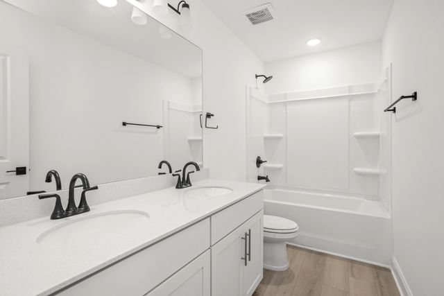 1557 OAK SPRINGS DR, Columbia, TN 38401