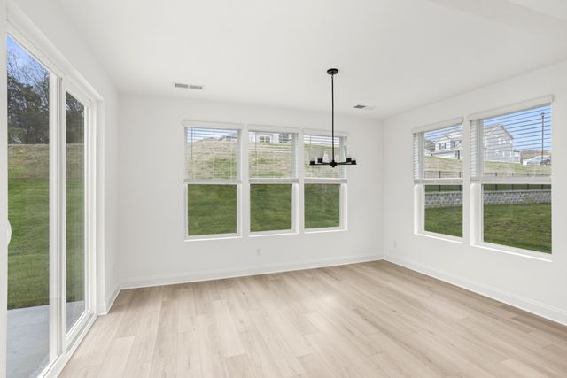 1557 OAK SPRINGS DR, Columbia, TN 38401