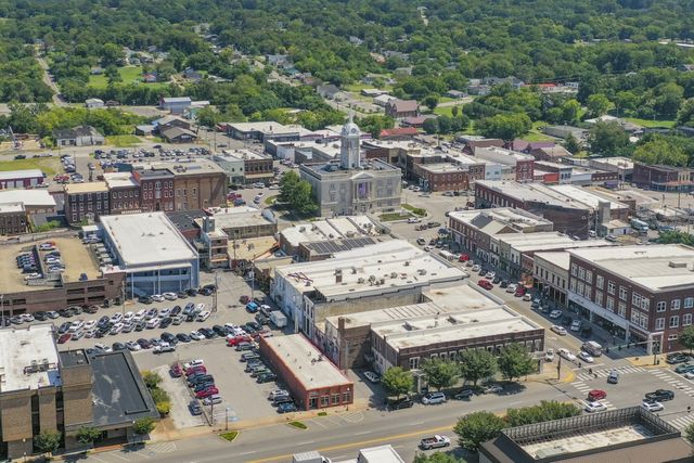 1557 OAK SPRINGS DR, Columbia, TN 38401