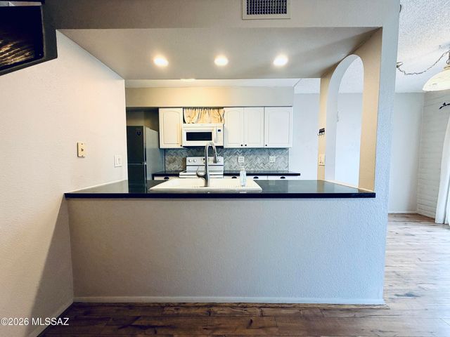 1949 N Camino Serna C, Tucson, AZ 85715