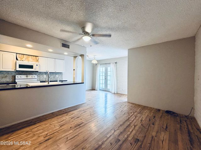 1949 N Camino Serna C, Tucson, AZ 85715