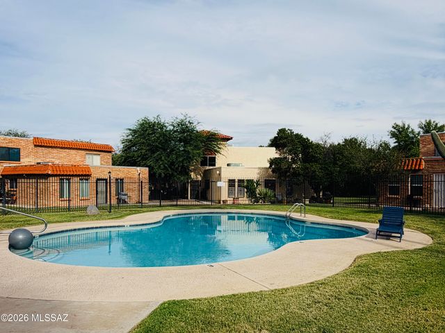 1949 N Camino Serna C, Tucson, AZ 85715