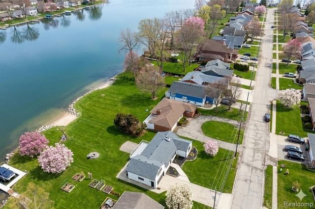 915 James K Boulevard, Pontiac, MI 48341