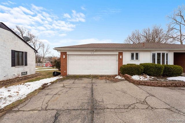 915 James K Boulevard, Pontiac, MI 48341
