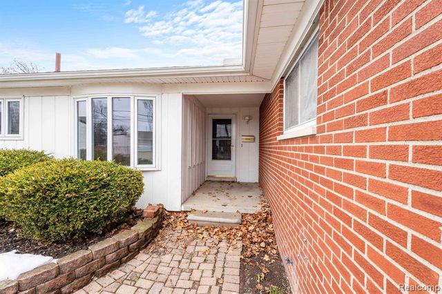 915 James K Boulevard, Pontiac, MI 48341