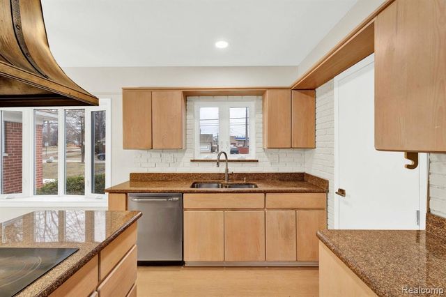 915 James K Boulevard, Pontiac, MI 48341
