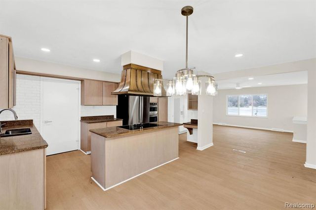915 James K Boulevard, Pontiac, MI 48341