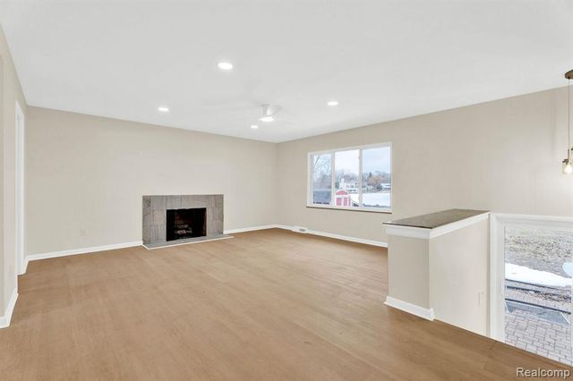 915 James K Boulevard, Pontiac, MI 48341