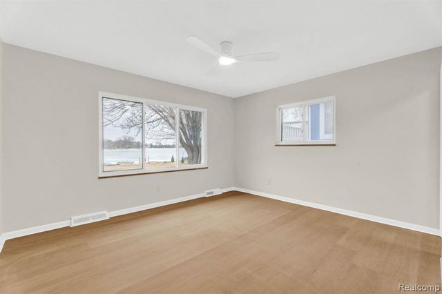 915 James K Boulevard, Pontiac, MI 48341