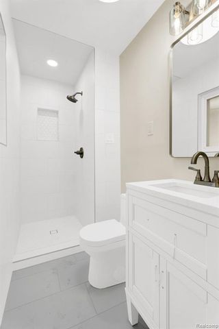 915 James K Boulevard, Pontiac, MI 48341