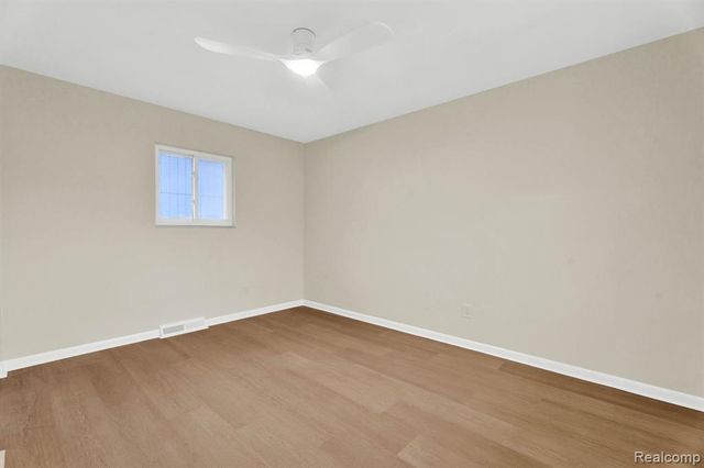 915 James K Boulevard, Pontiac, MI 48341