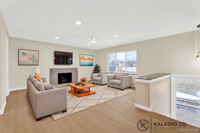 915 James K Boulevard, Pontiac, MI 48341