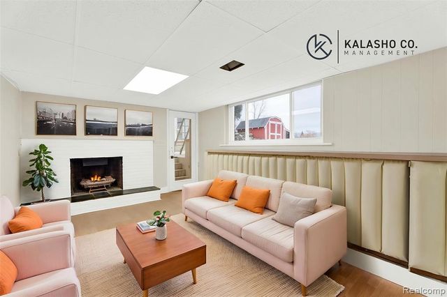 915 James K Boulevard, Pontiac, MI 48341