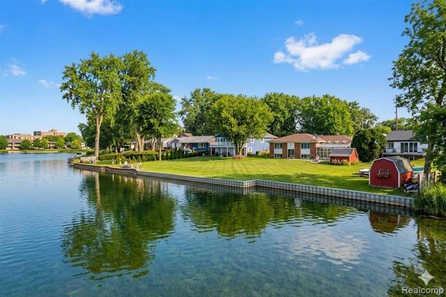 915 James K Boulevard, Pontiac, MI 48341