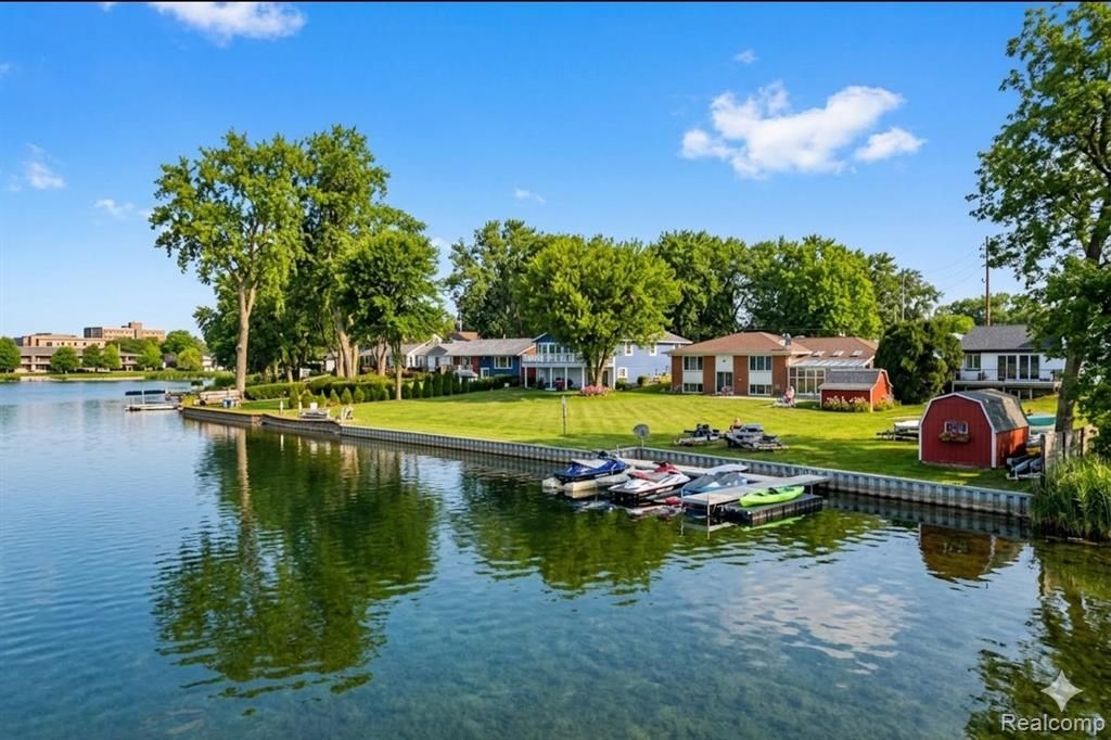 915 James K Boulevard, Pontiac, MI 48341
