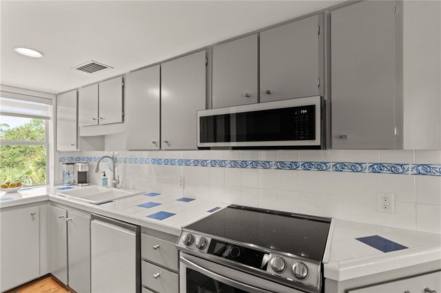 1332 Oak Street 9, St Simons Island, GA 31522