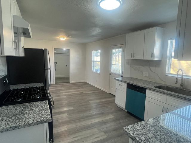 2302 35th Avenue N, Texas City, TX 77590