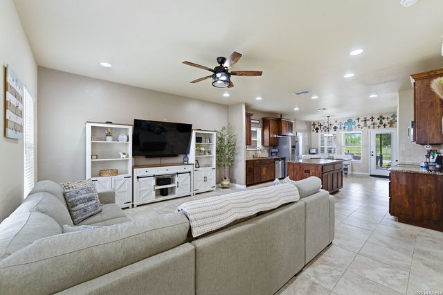 776 Crestview, Floresville, TX 78114