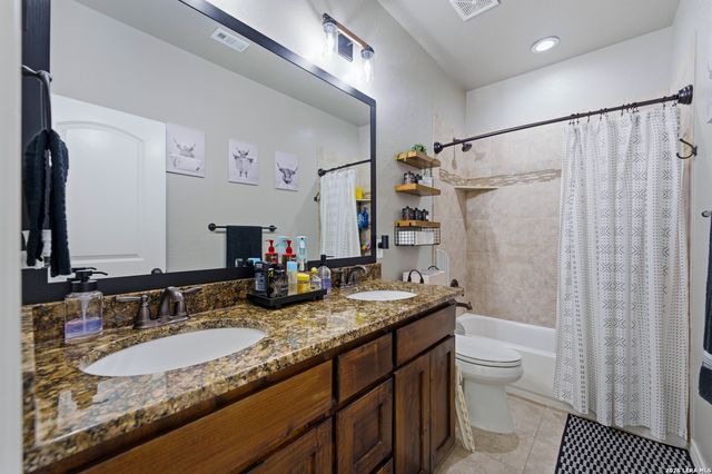 776 Crestview, Floresville, TX 78114