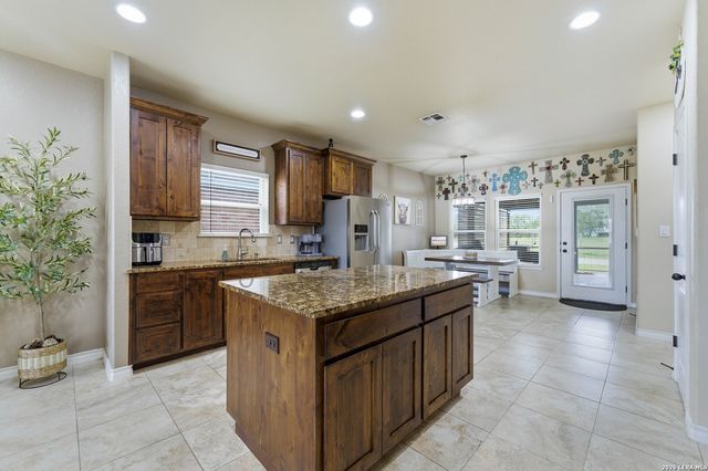 776 Crestview, Floresville, TX 78114
